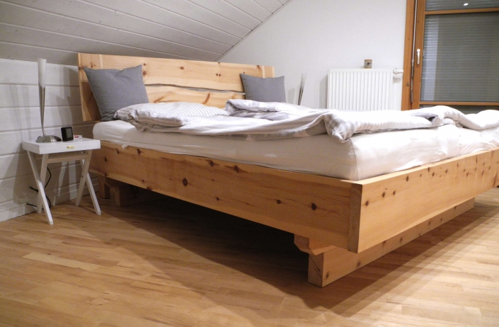 Referenz: Bett aus massivem Zirbenholz